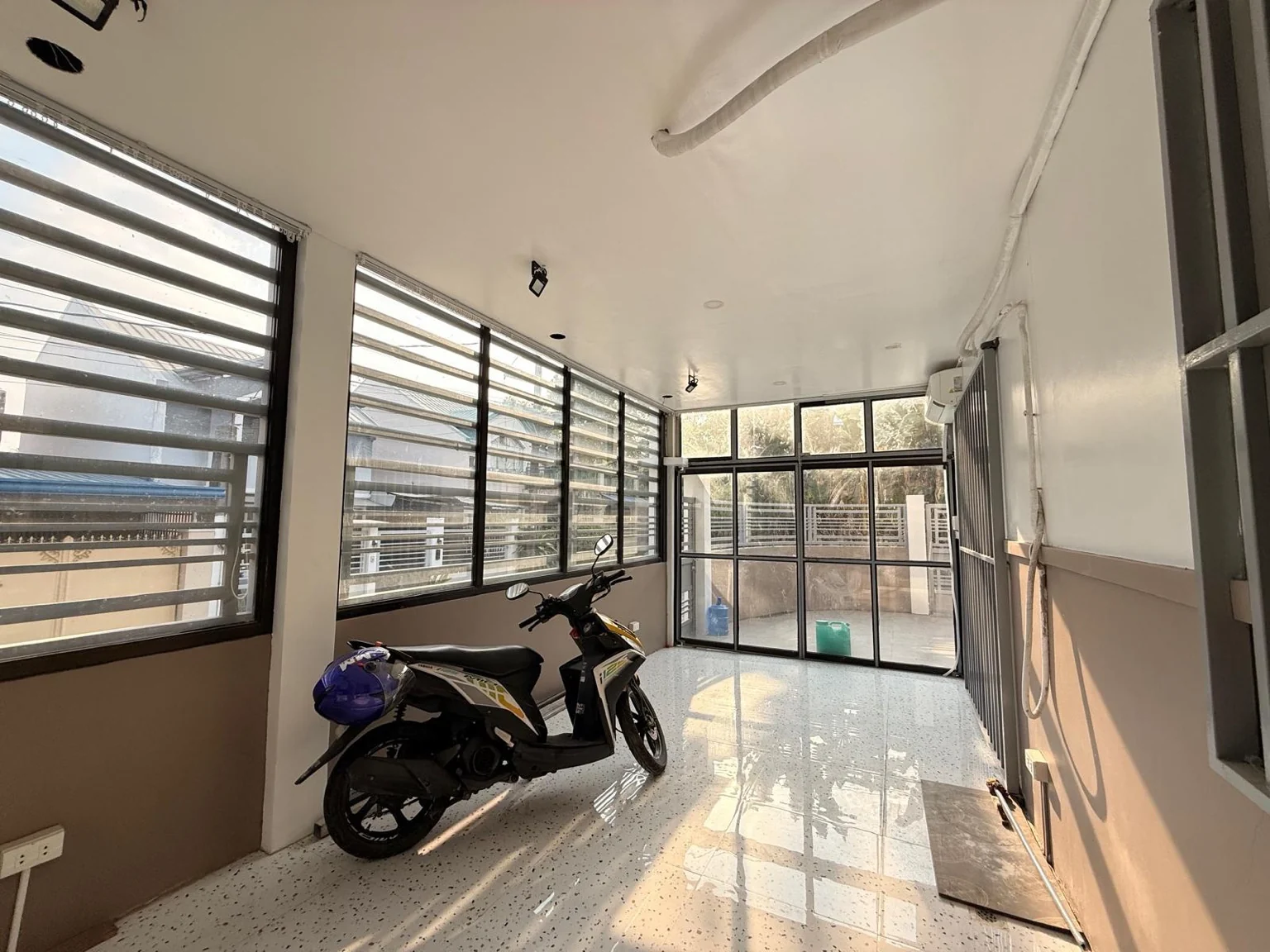 Enclosed garage / flexible living area