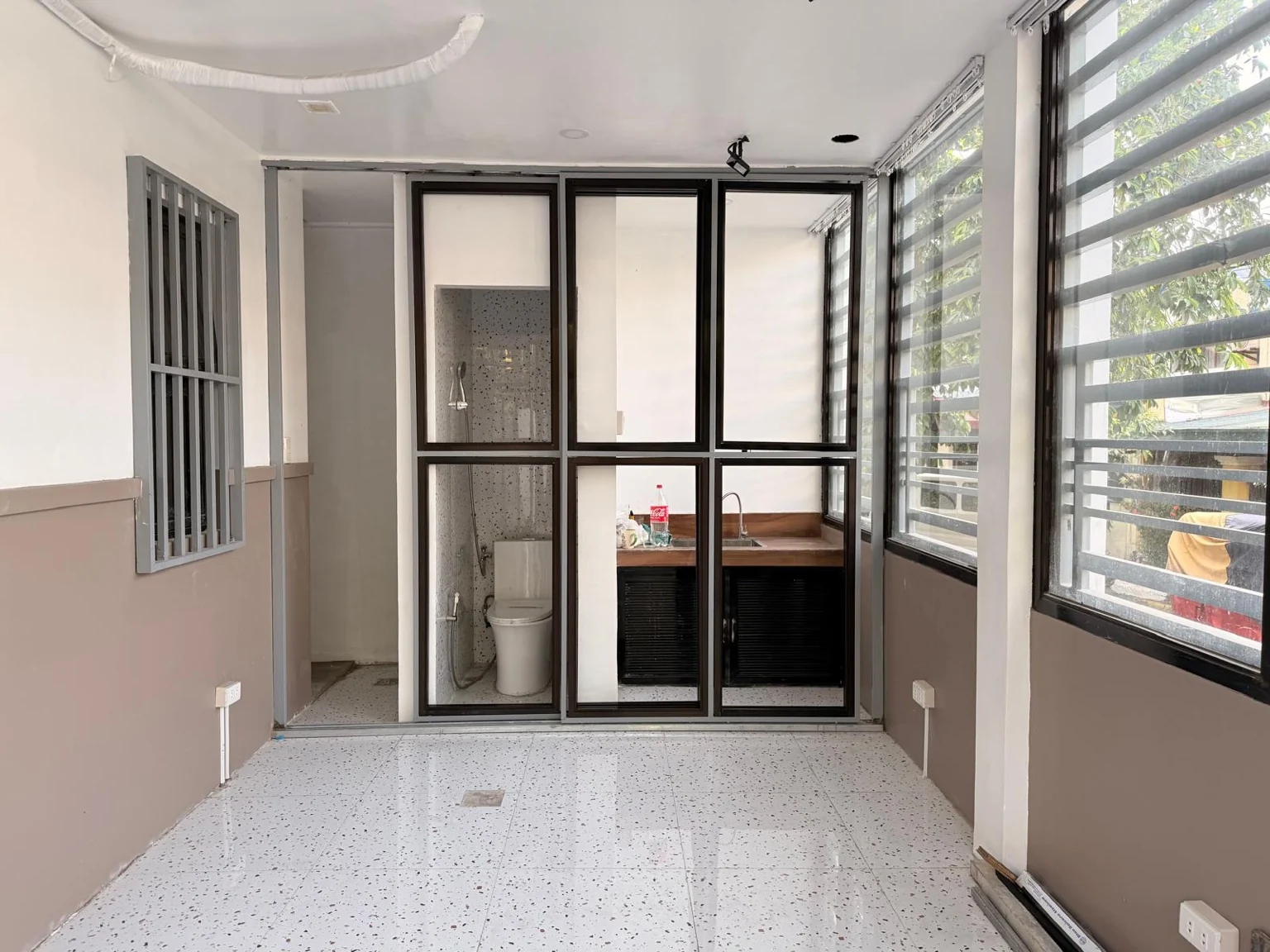 Glass-panel flexible room
