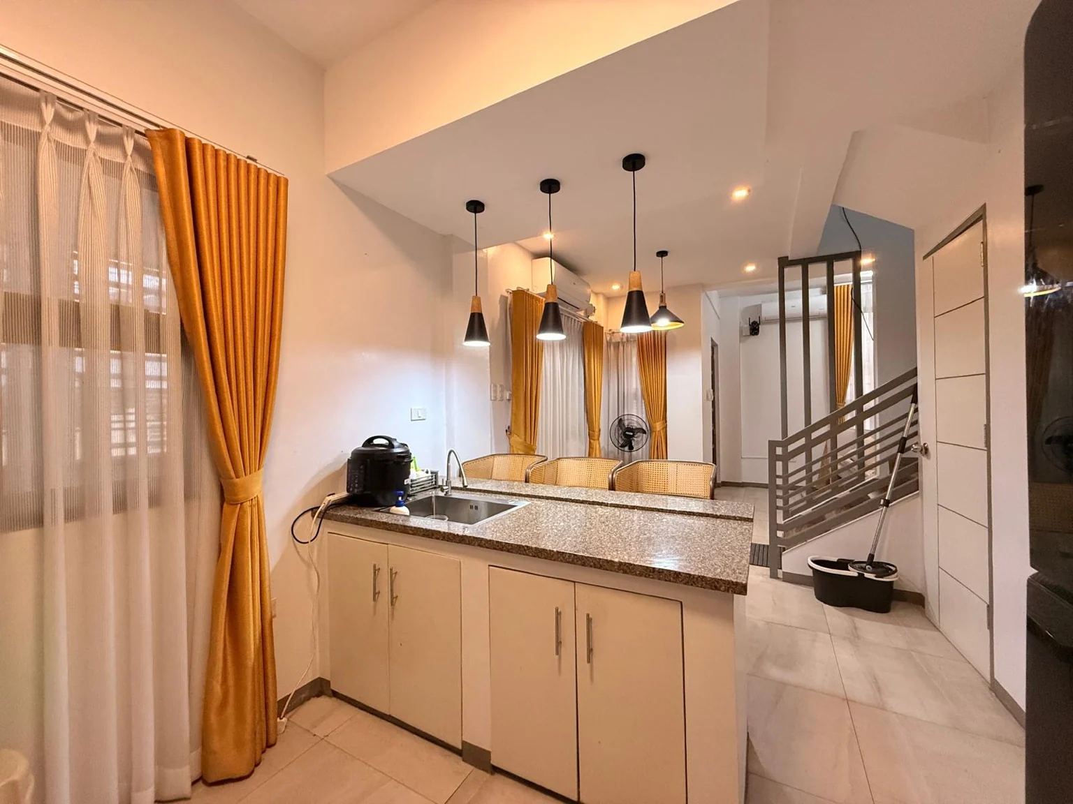 Kitchen and breakfast counter