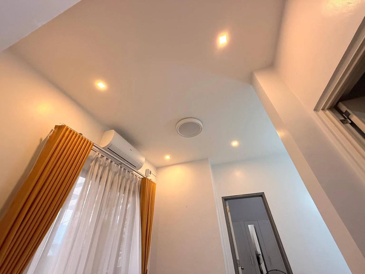 High-ceiling lighting detail